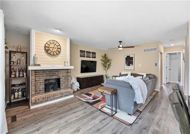 2nd image of 10991 Gillette St, Overland Park, KS 66210 | MLS# 2637136