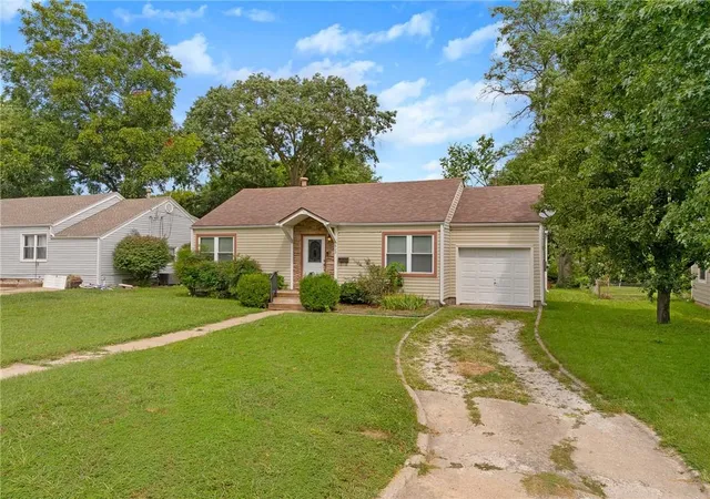 2nd image of 329 E 12th St, Ottawa, KS 66067 | MLS# 2637139