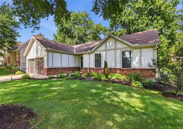 2nd image of 15295 Newton Dr, Overland Park, KS 66223 | MLS# 2637142