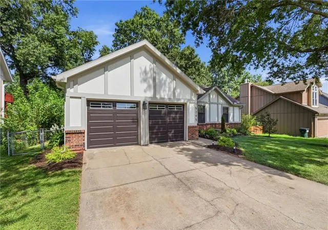 3rd image of 15295 Newton Dr, Overland Park, KS 66223 | MLS# 2637142