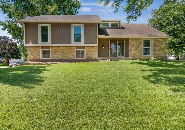 2nd image of 4377 Sw Breezy Point Ln, Lees Summit, MO 64082 | MLS# 2637151