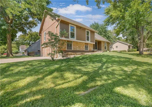Photo 3 of Single family home for sale at 4377 Sw Breezy Point Ln, Lees Summit, MO 64082 | MLS# 2637151 | Listing updated on 2026-10-01