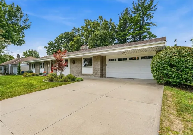 Photo 3 of Sale Pending at 605 W 96th Street, Kansas City, MO 64114 | MLS# 2637156 | Listing updated on 2026-08-29