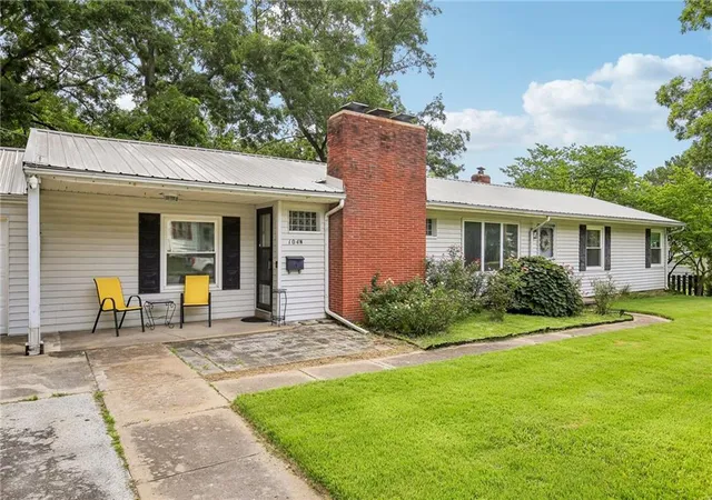 1st image of 104 N 6th St, Clinton, MO 64735 | MLS# 2637167