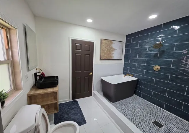 Photo 4 of Sale Pending at 342 N Oakley Ave, Kansas City, MO 64123 | MLS# 2637175 | Listing updated on 2026-10-20