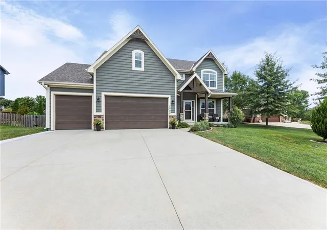 2nd image of 1800 Knoll Creek Ln, Raymore, MO 64083 | MLS# 2637186