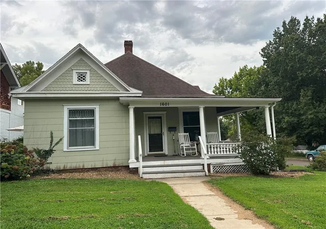 1st image of 1601 Bloom St, Lexington, MO 64067 | MLS# 2637187
