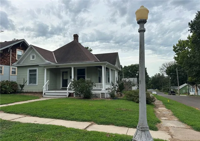 2nd image of 1601 Bloom St, Lexington, MO 64067 | MLS# 2637187