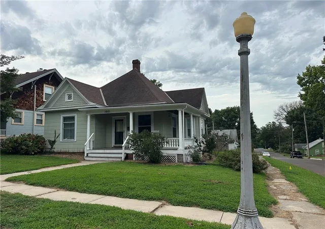 3rd image of 1601 Bloom St, Lexington, MO 64067 | MLS# 2637187