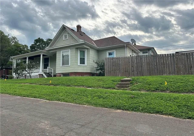 4th image of 1601 Bloom St, Lexington, MO 64067 | MLS# 2637187