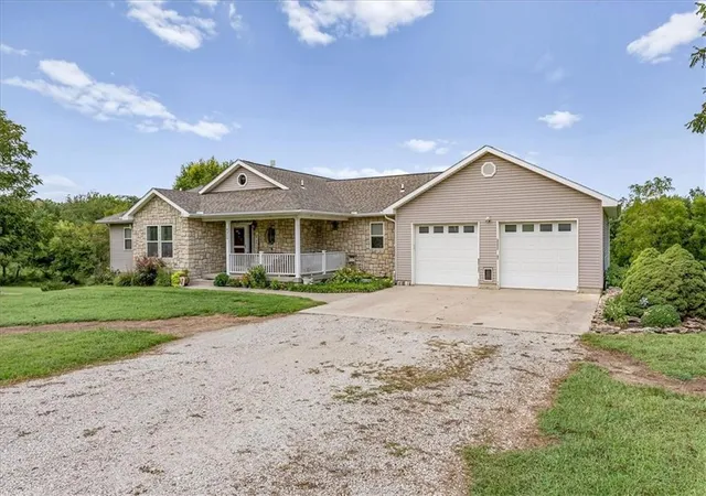 2nd image of 9259 Apple Valley Ln, Ozawkie, KS 66070 | MLS# 2637192