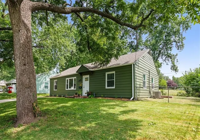 Photo 3 of Sale Pending at 2541 Highland Dr, Kansas City, KS 66106 | MLS# 2637217 | Listing updated on 2026-08-24