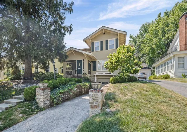 1st image of 5532 Central St, Kansas City, MO 64113 | MLS# 2637242