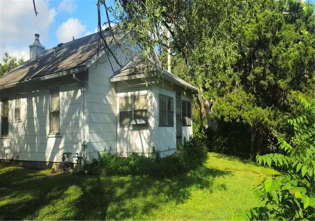 Photo 4 of Sale Pending at 3026 NE 37th Terrace, Kansas City, MO 64117 | MLS# 2637246 | Listing updated on 2026-08-25