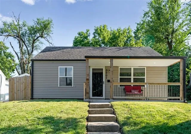 1st image of 5201 Locust Ave, Kansas City, KS 66106 | MLS# 2637247