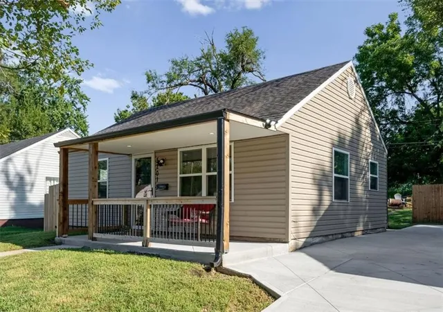 3rd image of 5201 Locust Ave, Kansas City, KS 66106 | MLS# 2637247