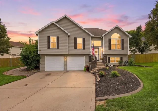 Photo 2 of Single family home for sale at 1319 Ne 105th Terrace, Kansas City, MO 64155 | MLS# 2637252 | Listing updated on 2026-08-30