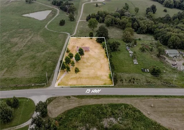 Photo 3 of Sale Pending at 561 Se 13 Highway, Warrensburg, MO 64093 | MLS# 2637259 | Listing updated on 2026-08-31