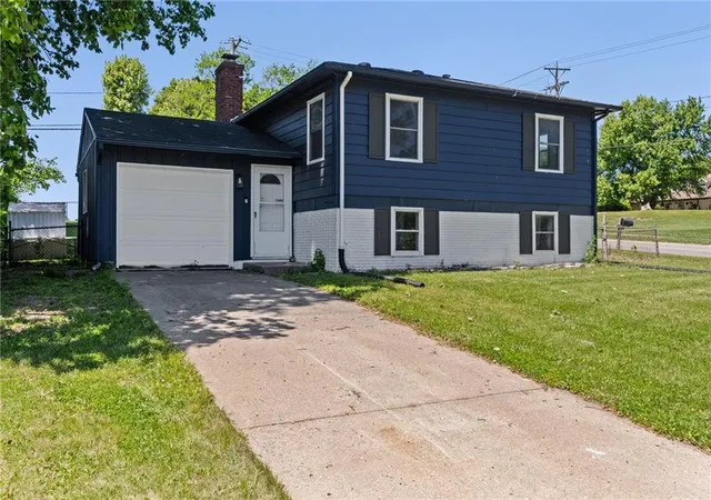 Photo 1 of Sale Pending at 914 N Arrowhead Dr, Independence, MO 64056 | MLS# 2637263 | Listing updated on 2026-08-31