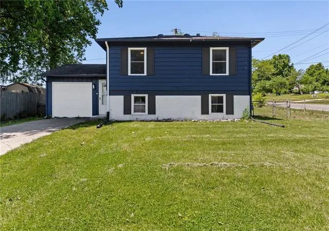 Photo 2 of Sale Pending at 914 N Arrowhead Dr, Independence, MO 64056 | MLS# 2637263 | Listing updated on 2026-08-31