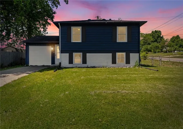 Photo 3 of Sale Pending at 914 N Arrowhead Dr, Independence, MO 64056 | MLS# 2637263 | Listing updated on 2026-08-31