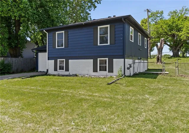 Photo 3 of Sale Pending at 914 N Arrowhead Dr, Independence, MO 64056 | MLS# 2637263 | Listing updated on 2026-08-31