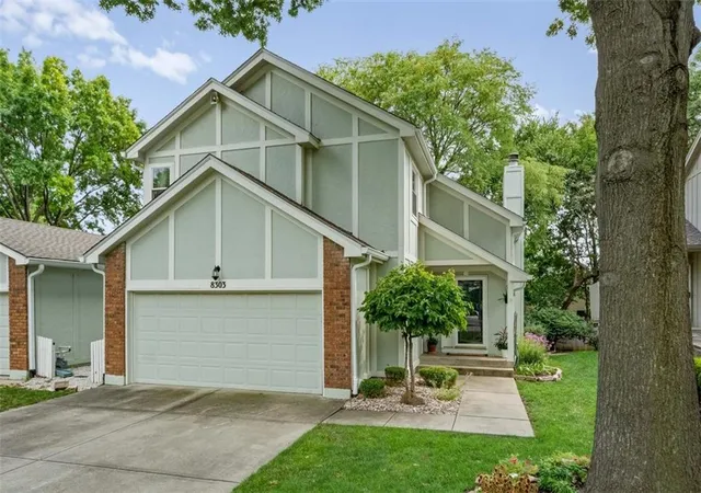 2nd image of 8303 W 121st St, Overland Park, KS 66213 | MLS# 2637268