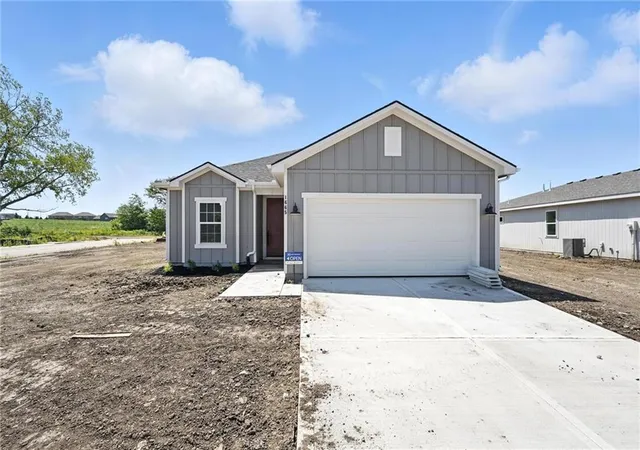 1st image of 20635 Skyview Ln, Spring Hill, KS 66083 | MLS# 2637275