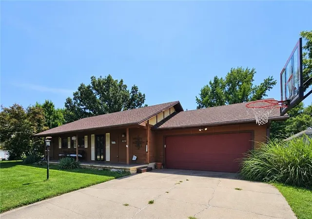 2nd image of 4214 Belmont Cir, Saint Joseph, MO 64506 | MLS# 2637283