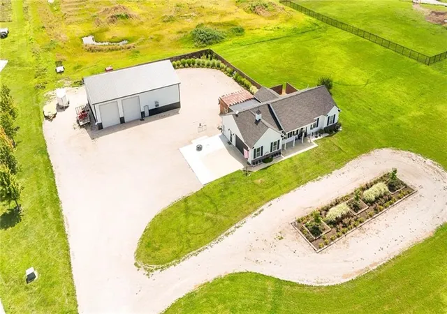 1st image of 676 E 1375 Rd, Lawrence, KS 66046 | MLS# 2637293