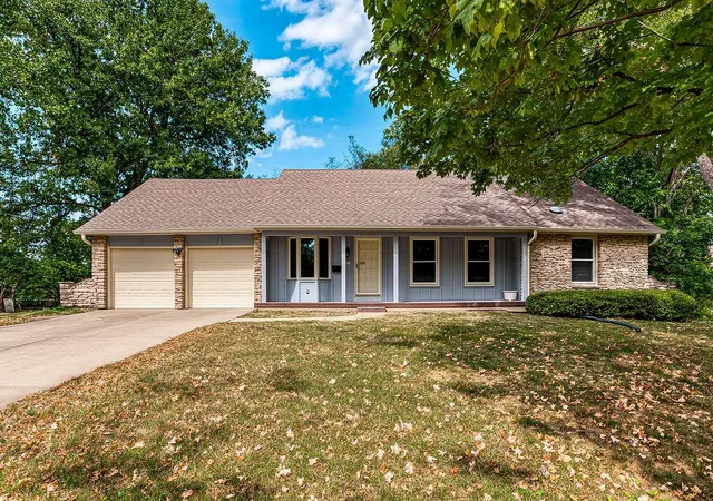 Single family home for sale at 8606 W 88th Street, Overland Park, KS 66212 | MLS# 2637311