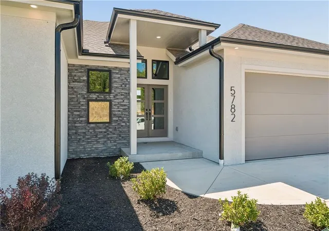 Photo 2 of Single family home for sale at 5782 Nw Black Oak Ct, Kansas City, MO 64152 | MLS# 2637318 | Listing updated on 2026-09-27