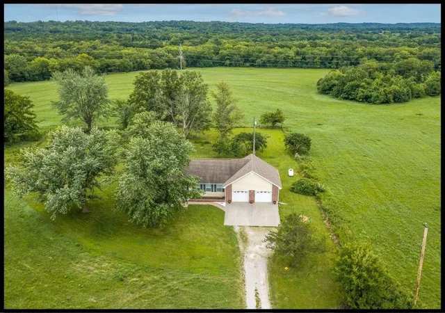3rd image of 560 Ne 115 Rd, Knob Noster, MO 64093 | MLS# 2637341