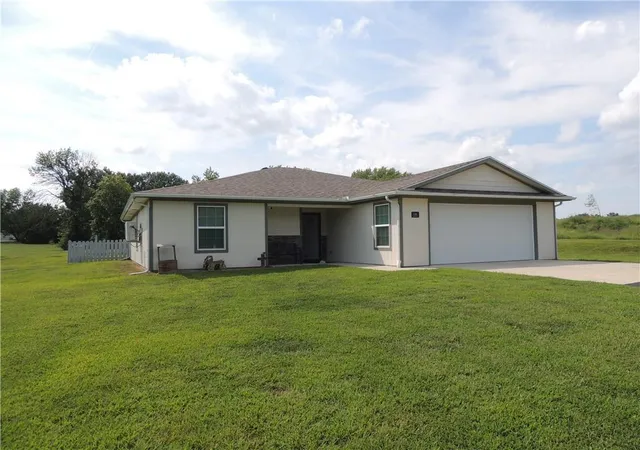 Photo 2 of Sale Pending at 130 Nw 181st Road, Warrensburg, MO 64093 | MLS# 2637342 | Listing updated on 2026-10-13