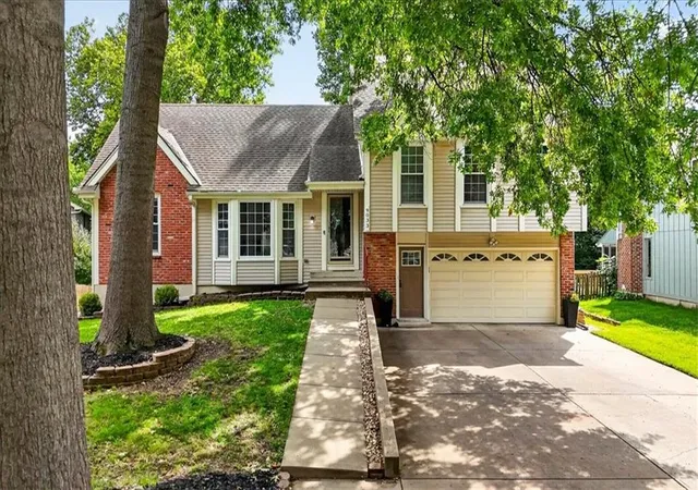 2nd image of 9033 Greenway Ln, Lenexa, KS 66215 | MLS# 2637356