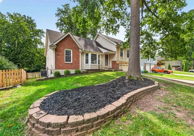 Photo 3 of Sale Pending at 9033 Greenway Ln, Lenexa, KS 66215 | MLS# 2637356 | Listing updated on 2026-08-29
