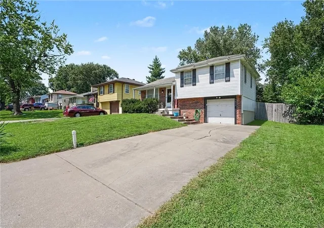 Photo 2 of Sale Pending at 5052 Ne 56th Pl, Kansas City, MO 64119 | MLS# 2637362 | Listing updated on 2026-09-06