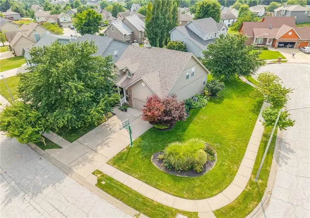 2nd image of 10912 N Wallace Ave, Kansas City, MO 64157 | MLS# 2637371
