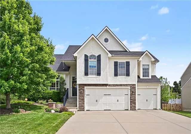 Photo 3 of Sale Pending at 1419 NE 106th Place, Kansas City, MO 64155 | MLS# 2637373 | Listing updated on 2026-08-27