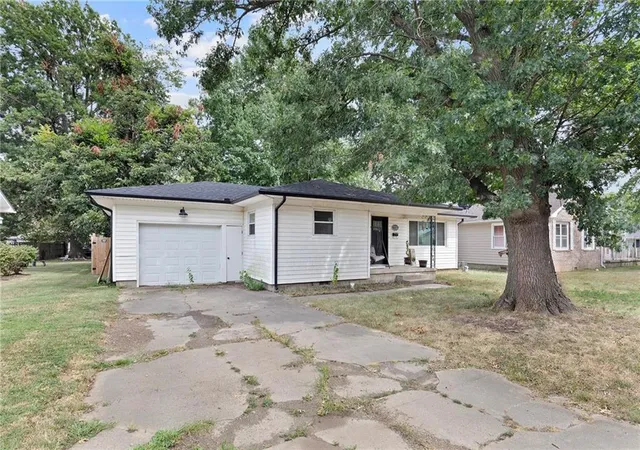 2nd image of 210 Goode Ave, Columbus, KS 66725 | MLS# 2637391