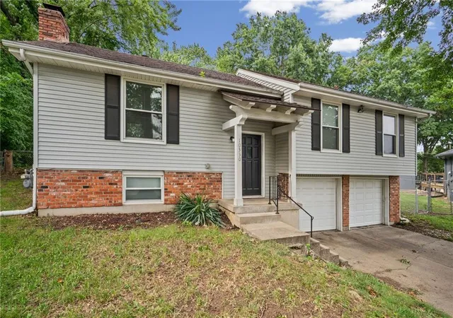 Photo 3 of Sale Pending at 10330 Smalley Ct, Kansas City, MO 64134 | MLS# 2637408 | Listing updated on 2026-08-18