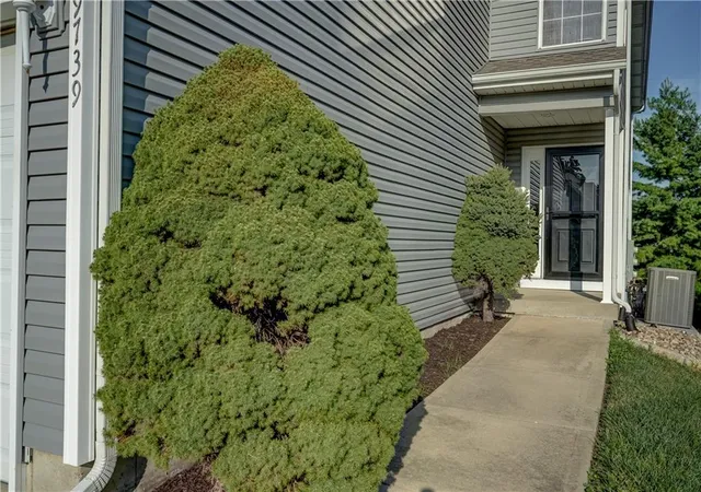 Photo 3 of Sale Pending at 9739 N Lewis Ave, Kansas City, MO 64157 | MLS# 2637409 | Listing updated on 2026-08-29