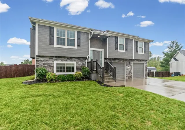 Photo 2 of Sale Pending at 19304 Switchgrass Ct, Smithville, MO 64089 | MLS# 2637416 | Listing updated on 2026-10-05