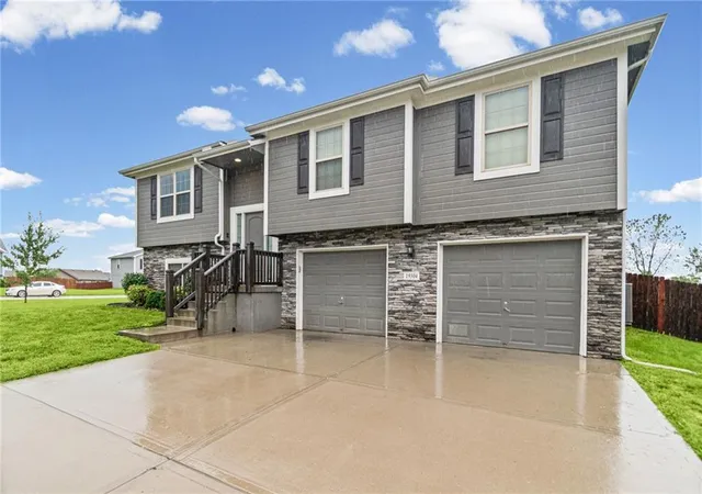 Photo 3 of Sale Pending at 19304 Switchgrass Ct, Smithville, MO 64089 | MLS# 2637416 | Listing updated on 2026-10-05