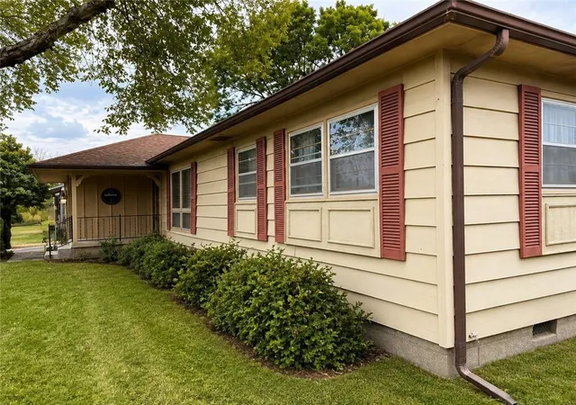 Photo 3 of Sale Pending at 305 N Ohio St, Coffeyville, KS 67337 | MLS# 2637417 | Listing updated on 2026-09-23