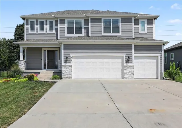 1st image of 913 Ne Ravenwood Ter, Lees Summit, MO 64086 | MLS# 2637423