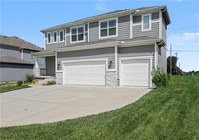 2nd image of 913 Ne Ravenwood Ter, Lees Summit, MO 64086 | MLS# 2637423