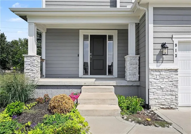 3rd image of 913 Ne Ravenwood Ter, Lees Summit, MO 64086 | MLS# 2637423