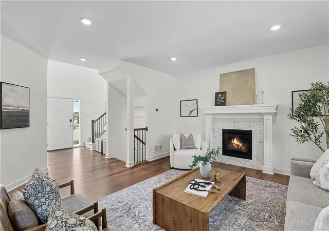 5th image of 913 Ne Ravenwood Ter, Lees Summit, MO 64086 | MLS# 2637423