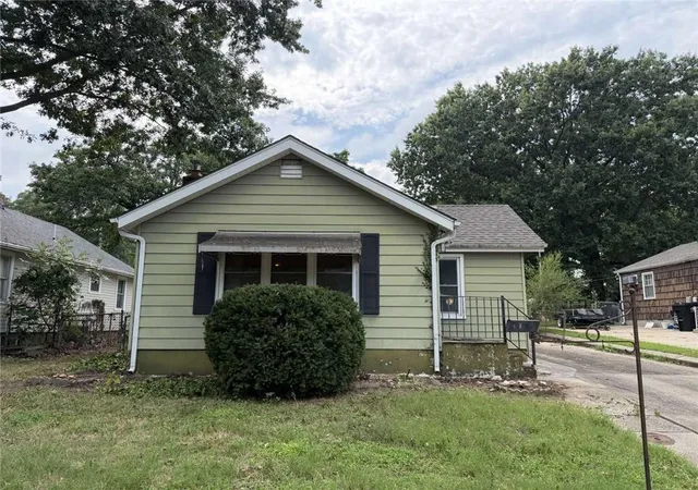 Photo 1 of Sale Pending at 810 S Raymond St, Independence, MO 64050 | MLS# 2637436 | Listing updated on 2026-08-31